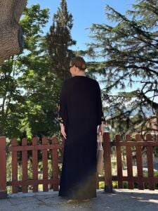 Siyah papatya işlemeli viskon elbise