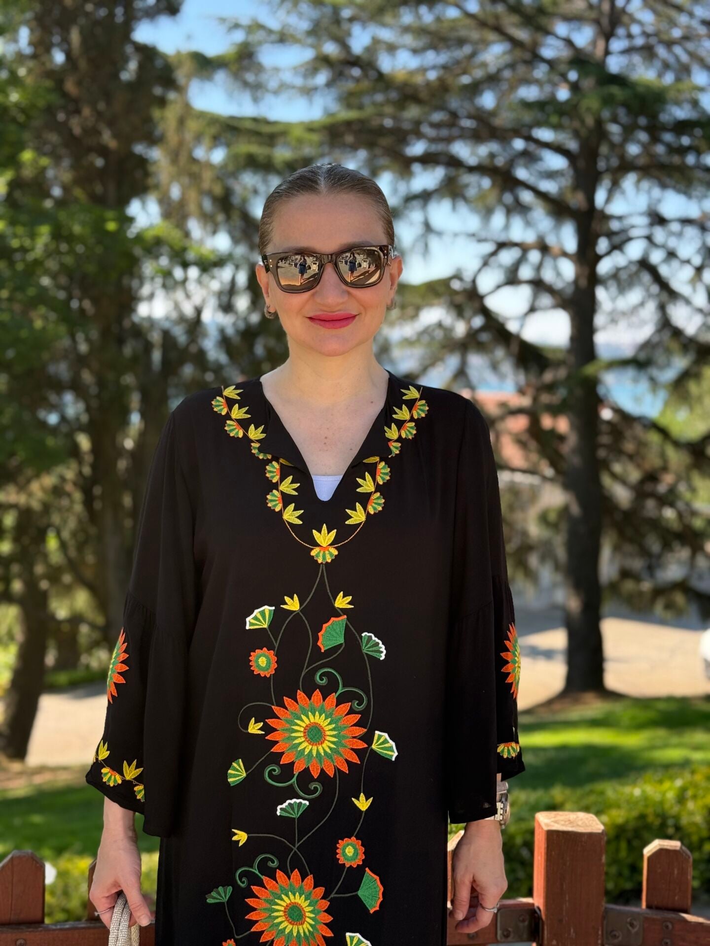 Siyah papatya işlemeli viskon elbise