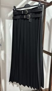 Kemer detaylı pileli etek siyah