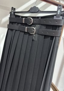 Kemer detaylı pileli etek siyah