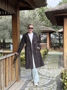 Siyah düğmeli astarlı Trençkot