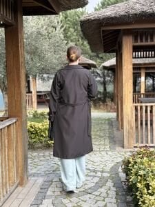 Siyah düğmeli astarlı Trençkot