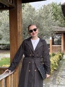 Siyah düğmeli astarlı Trençkot