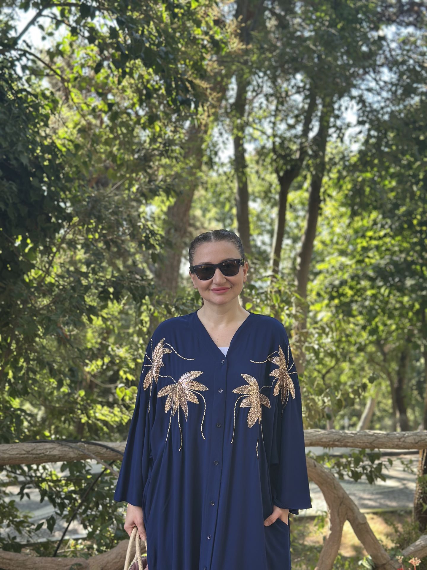 2106 pullu nakışlı viskon elbise lacivert