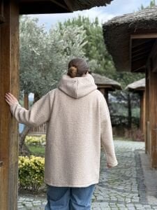 Kapüşonlu kuzu kaşe kaban-ceket Taş