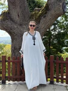 Oversize V yaka nakışlı viskon elbise Beyaz
