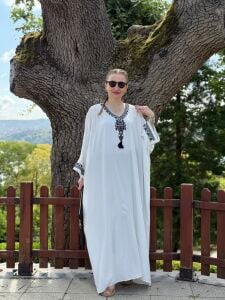 Oversize V yaka nakışlı viskon elbise Beyaz