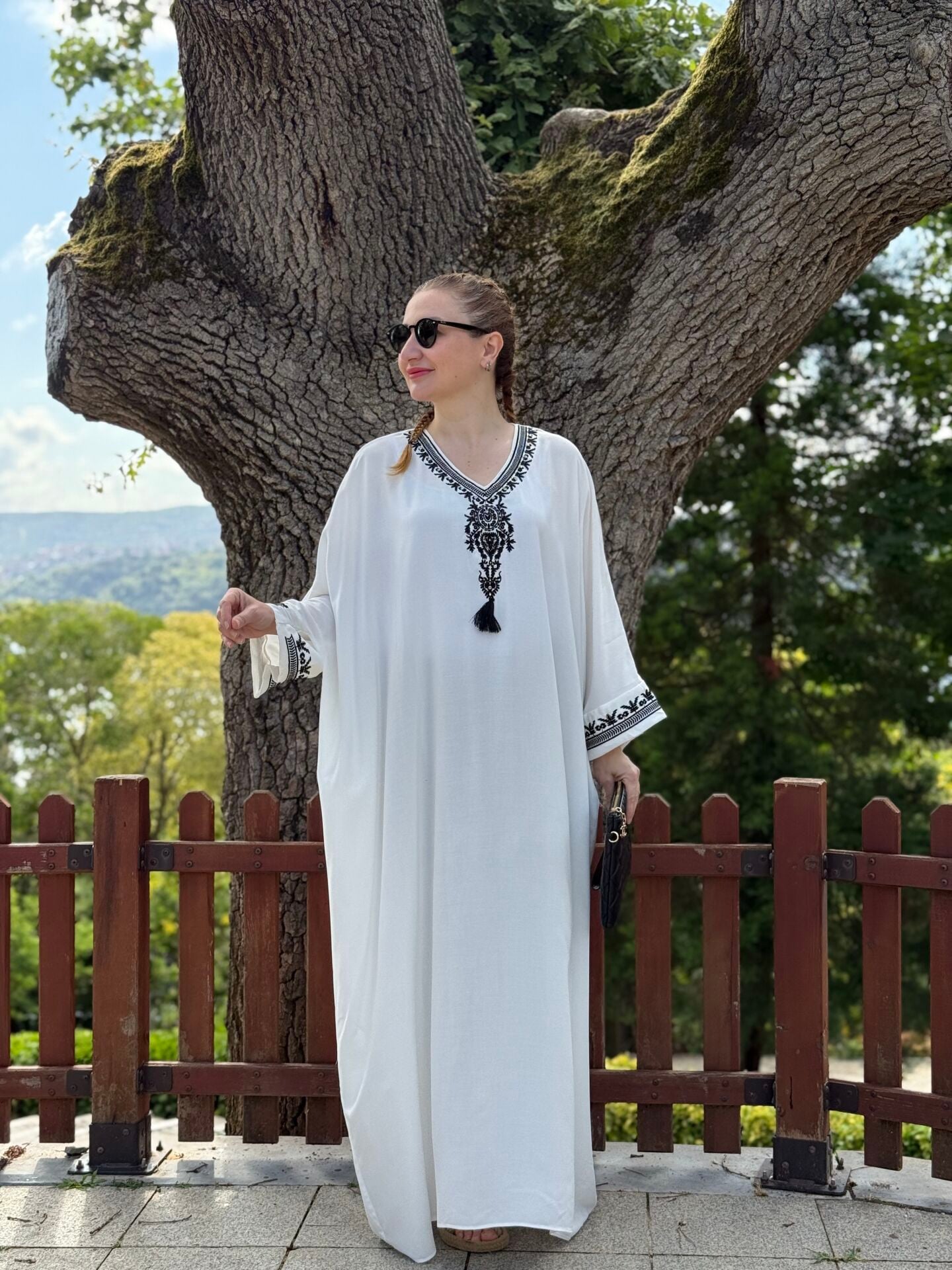 Oversize V yaka nakışlı viskon elbise Beyaz