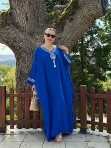 Oversize V yaka nakışlı viskon elbise saks