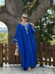 Oversize V yaka nakışlı viskon elbise saks