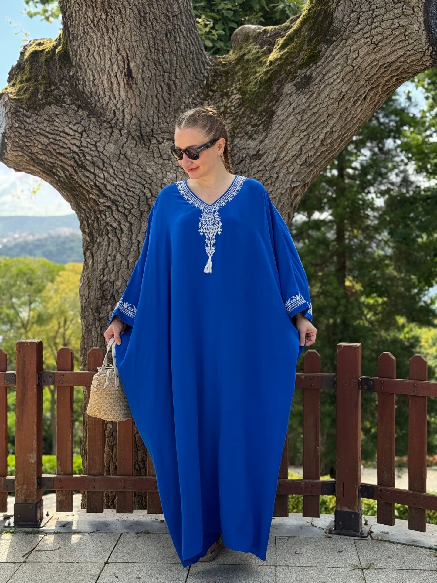 Oversize V yaka nakışlı viskon elbise saks
