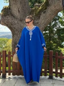 Oversize V yaka nakışlı viskon elbise saks