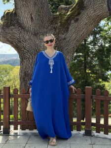 Oversize V yaka nakışlı viskon elbise saks