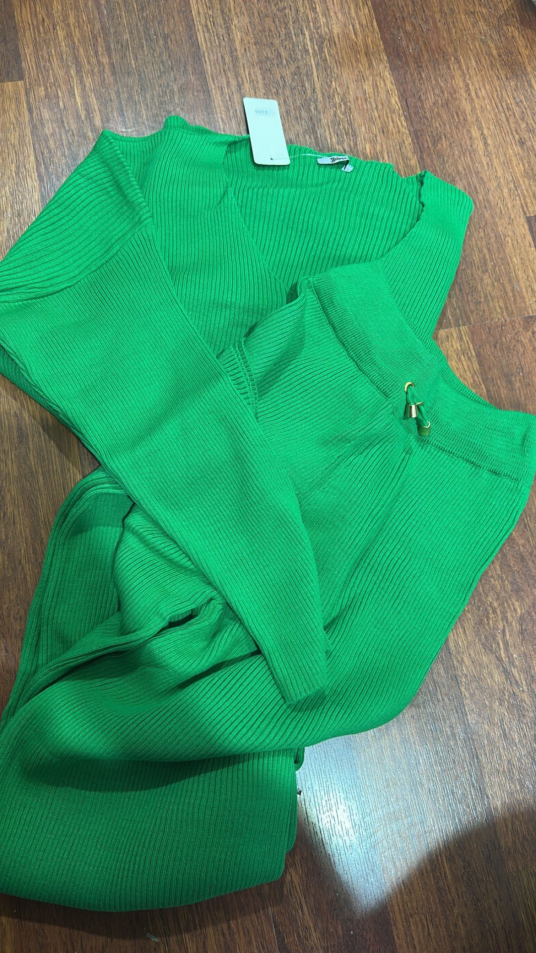 Yeşil triko fitilli takım