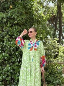 YEŞİL ETEK UCU ÇİÇEK KATLEYA ELBİSE