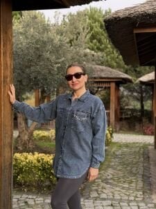 K.Mavi tek cep taşlı Kot gömlek