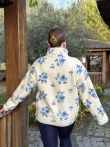 Ekru-mavi çiçek polar