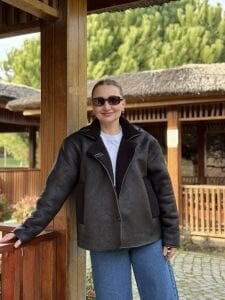 Siyah içi kürklü düğmeli mont