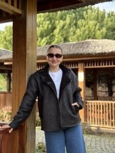 Siyah içi kürklü düğmeli mont