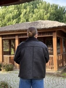 Siyah içi kürklü düğmeli mont