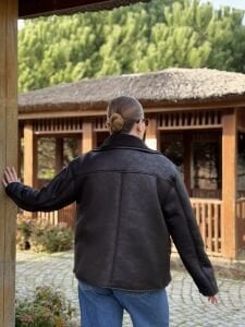 Siyah içi kürklü düğmeli mont