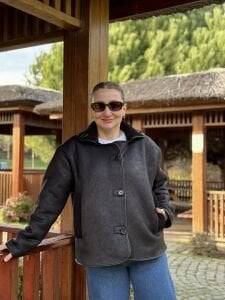 Siyah içi kürklü düğmeli mont