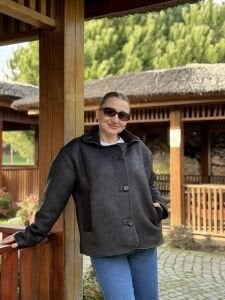 Siyah içi kürklü düğmeli mont