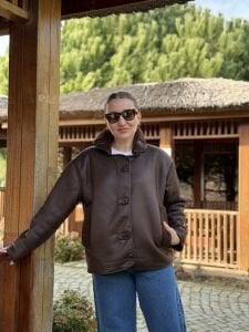 Kahve içi kürklü düğmeli mont
