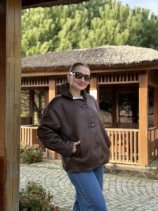 Kahve içi kürklü düğmeli mont