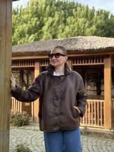 Kahve içi kürklü düğmeli mont