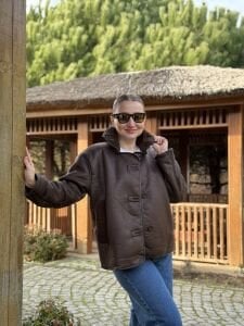 Kahve içi kürklü düğmeli mont