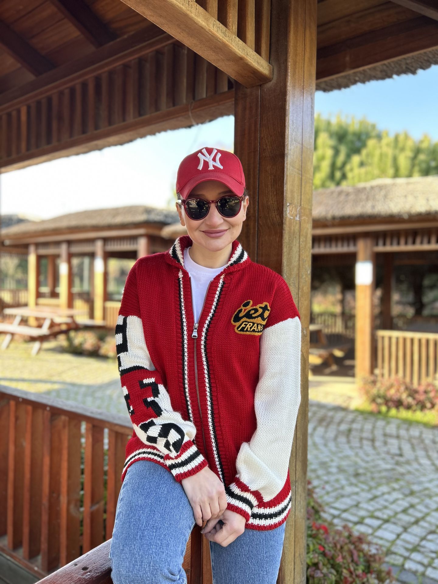 kırmızı fermuarlı hırka