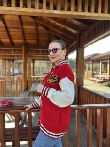 kırmızı fermuarlı hırka