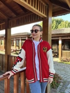 kırmızı fermuarlı hırka