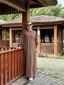 Afili tasarım düğme detaylı elbise kahve