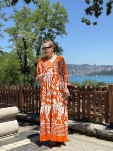 Turuncu beli büzmeli viskon elbise