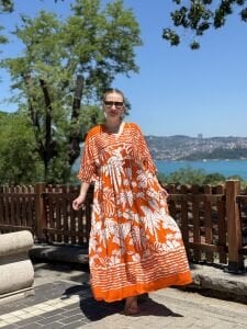 Turuncu beli büzmeli viskon elbise