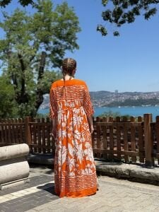 Turuncu beli büzmeli viskon elbise