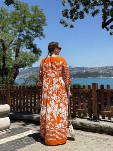 Turuncu beli büzmeli viskon elbise
