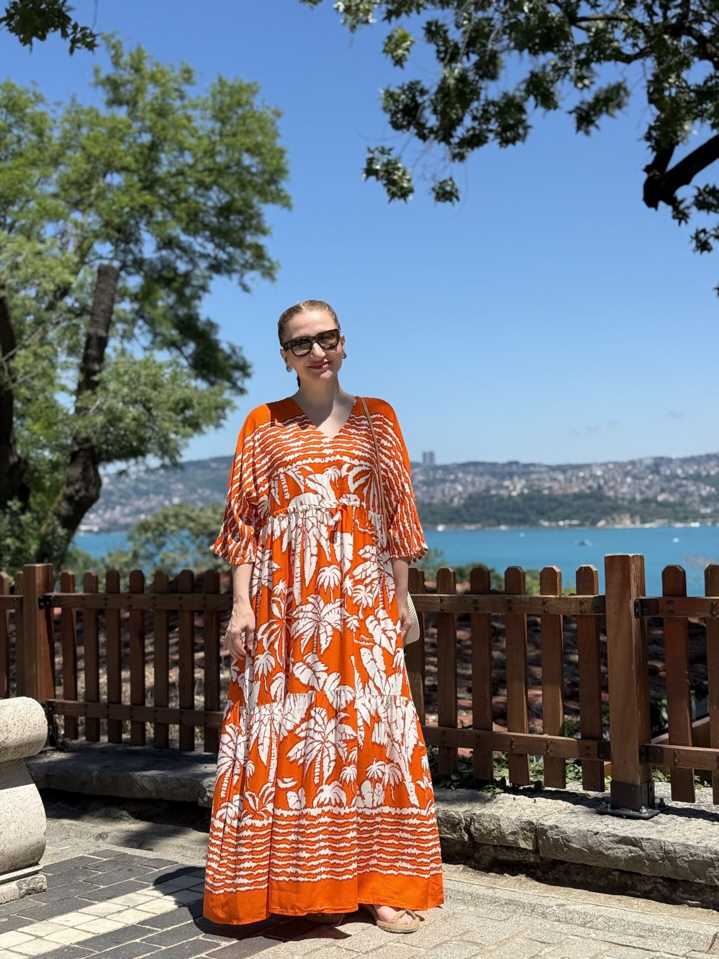 Turuncu beli büzmeli viskon elbise