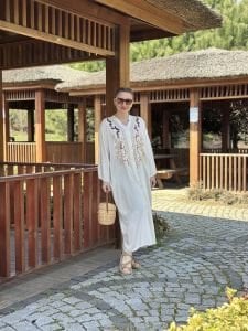 Pullu V yaka düğmeli elbise beyaz