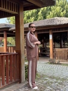 Şeritli Armalı Takım Sütlü Kahve