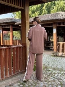 Şeritli Armalı Takım Sütlü Kahve