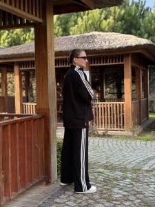 Şeritli Armalı Takım Siyah