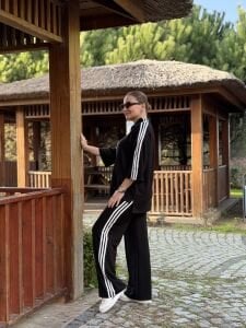 Şeritli Armalı Takım Siyah