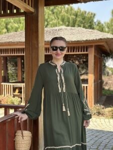 Nakışlı püskül viskon elbise haki